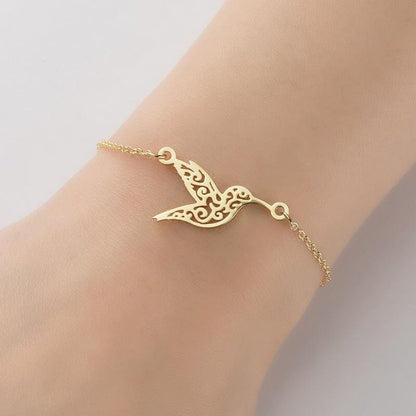 Feines Armband aus Edelstahl mit schlichtem Kolibri-Anhänger in Gold. Ideal für einen minimalistischen und stilvollen Look.