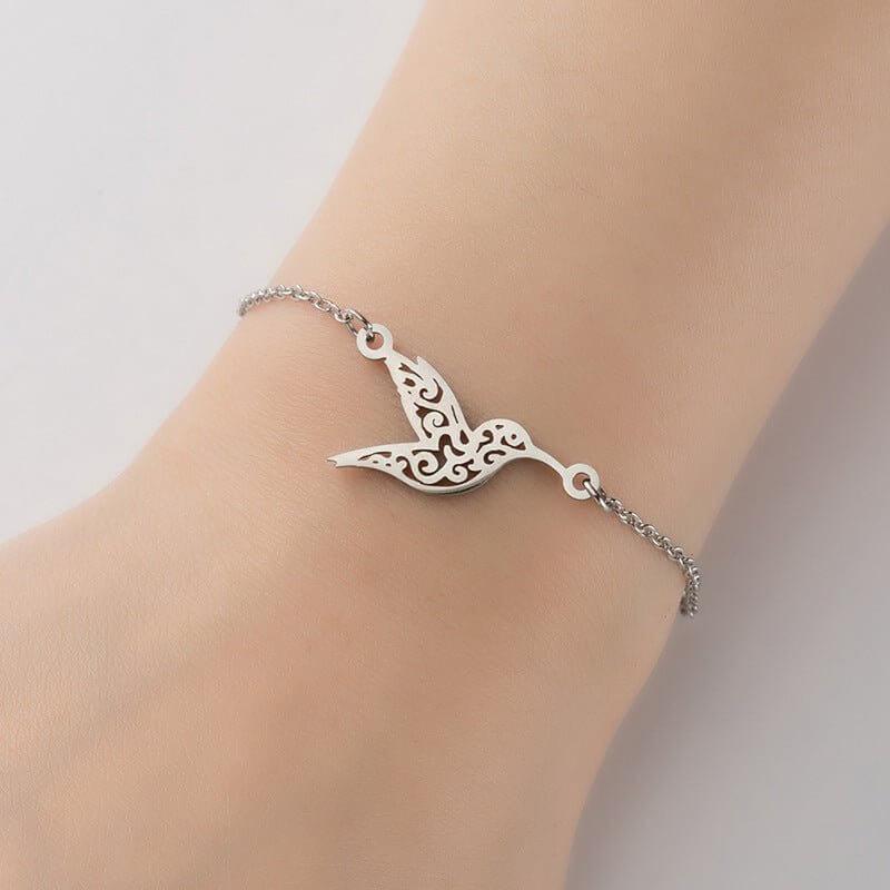 Edles Armband aus Edelstahl mit filigranem Kolibri-Anhänger in Silber. Ideal für einen dezenten und stilvollen Look.