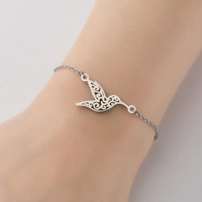 Edles Armband aus Edelstahl mit filigranem Kolibri-Anhänger in Silber. Ideal für einen dezenten und stilvollen Look.