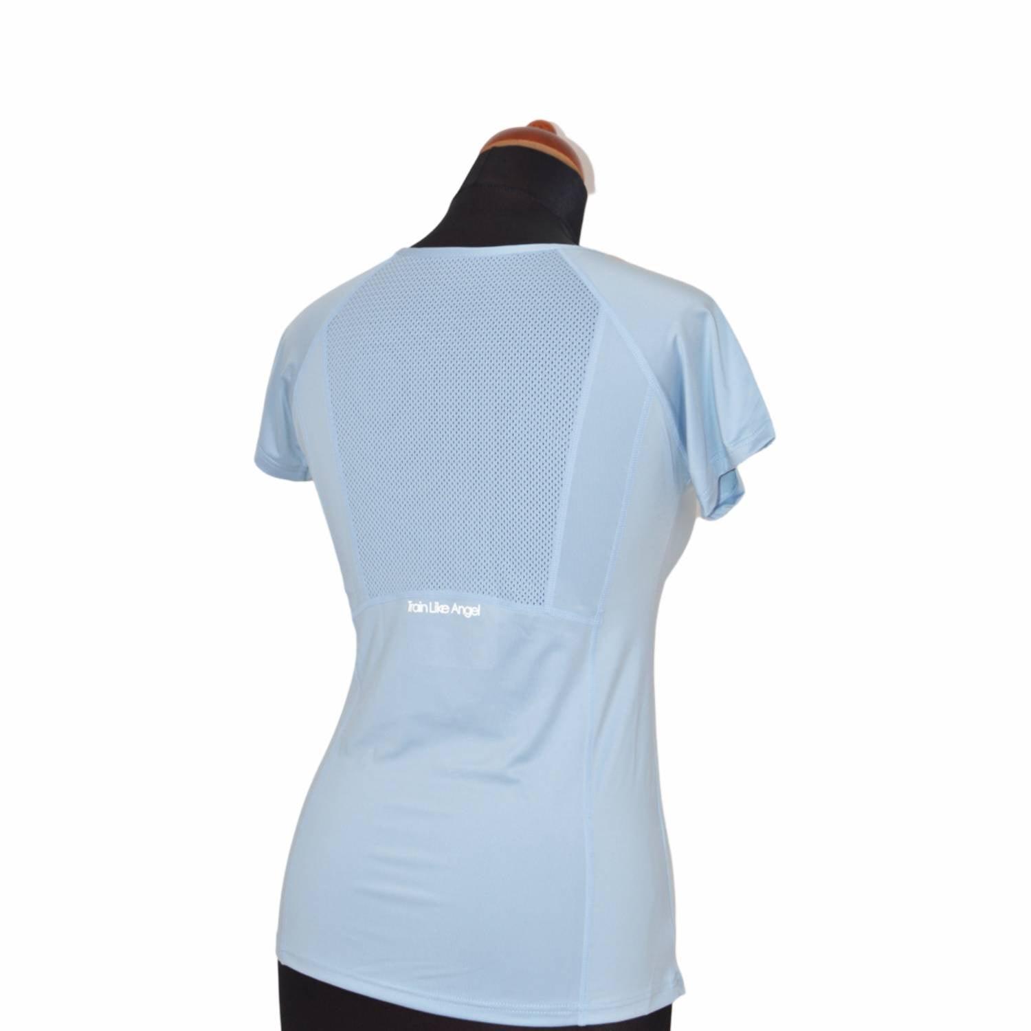 Damen-Sport-T-Shirt in hellem Blau, ideal für Yoga und Fitness, aus atmungsaktivem und schnelltrocknendem Material.