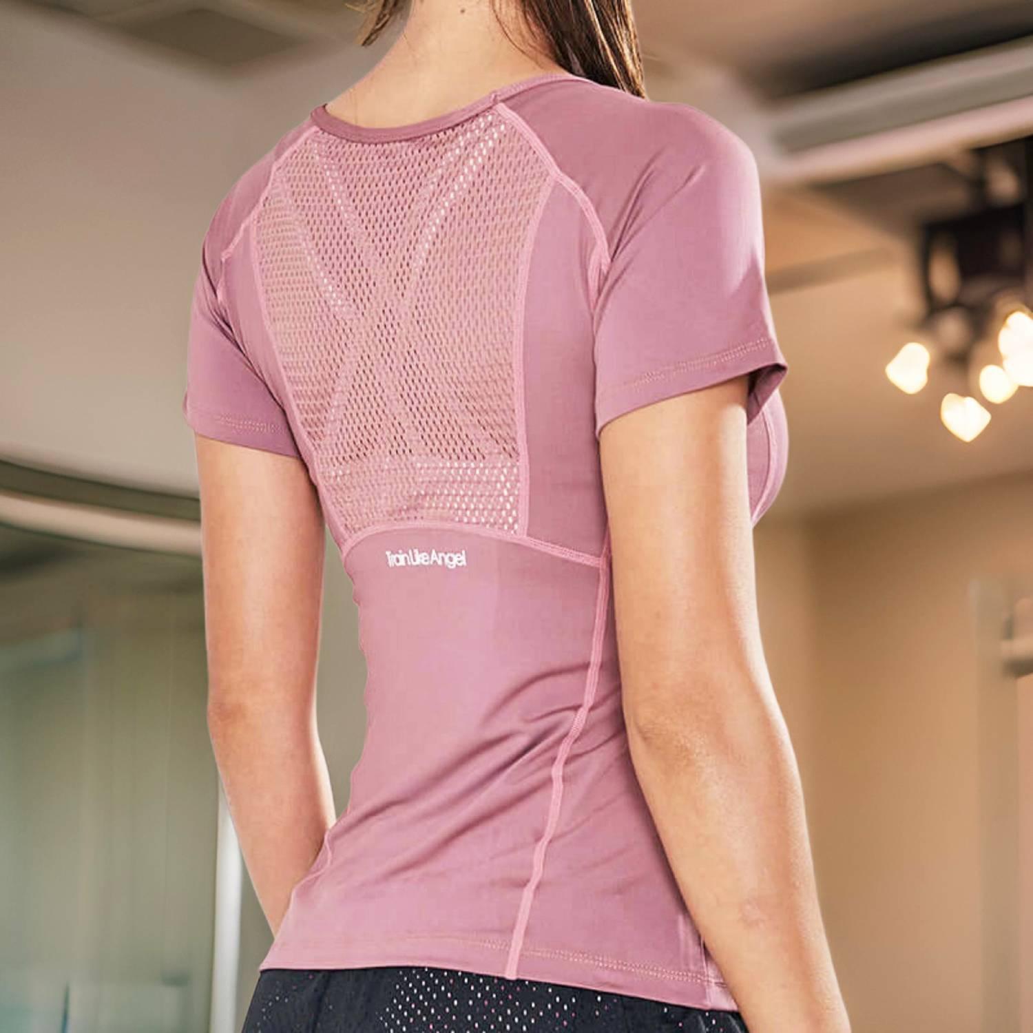 Bequemes und stylisches Sport-T-Shirt für Damen in Pink, aus hochwertigem, schweißableitendem Stoff, perfekt für Outdoor-Aktivitäten.