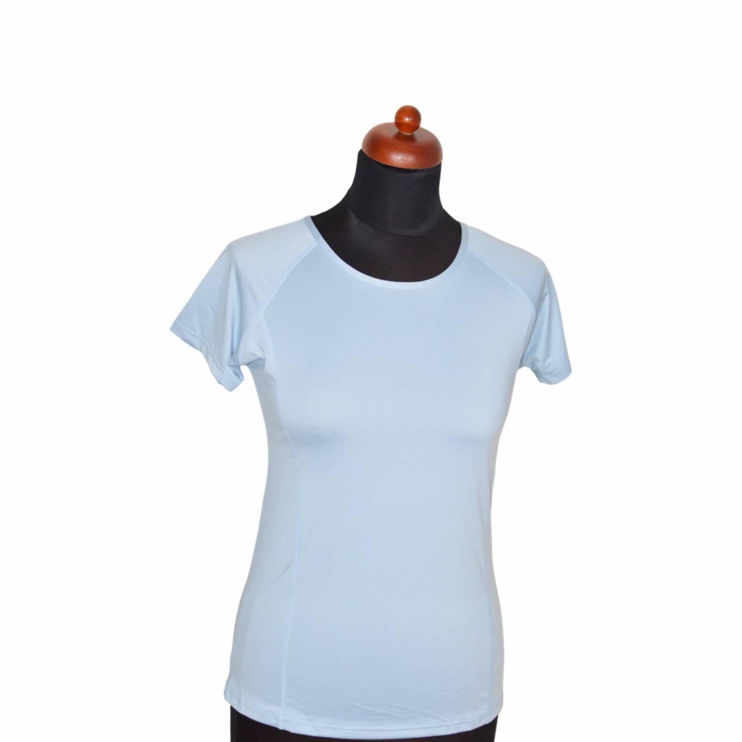 Sport-T-Shirt für Damen in elegantem Hellblau, mit sportlichem Design und reflektierenden Details, ideal für Laufen und Fitnessstudio.