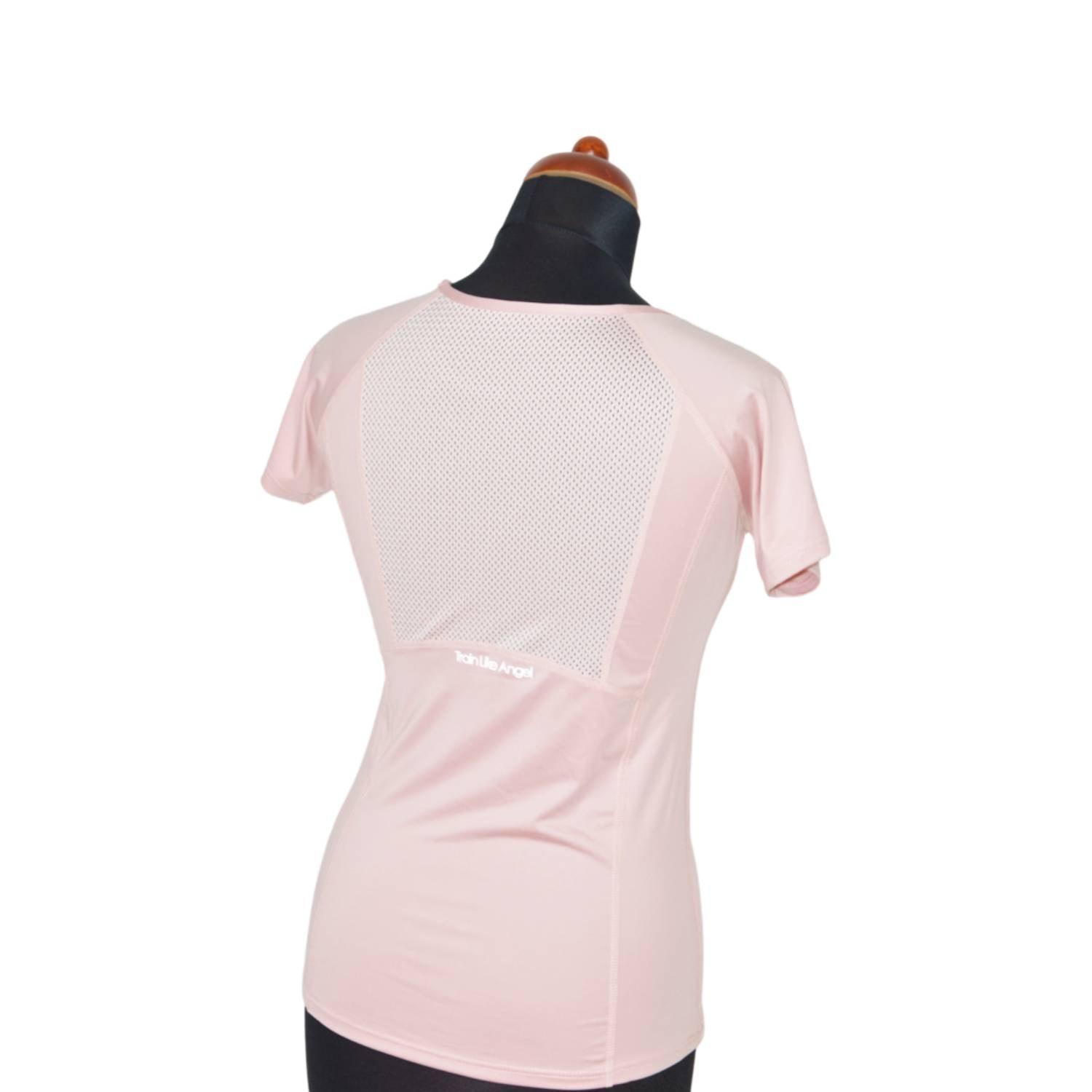 Stylisches Sport-T-Shirt für Damen in kräftigem Pink, ideal für verschiedene Sportarten und Freizeitaktivitäten.