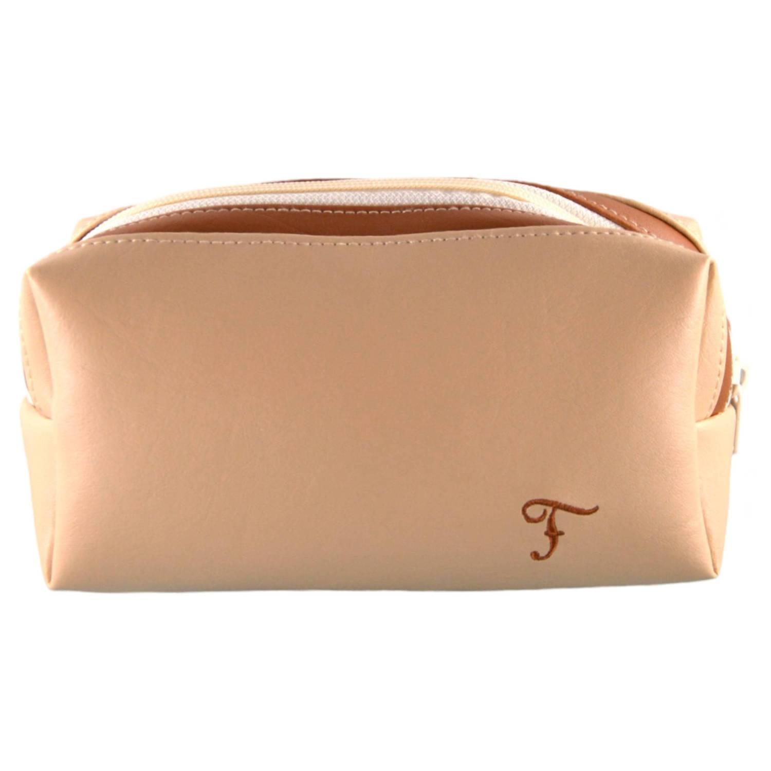 Kosmetiktasche aus Kunstleder in Beige, mit gesticktem Logo, perfekt für Reisen und die Aufbewahrung von Make-up und Pflegeprodukten.