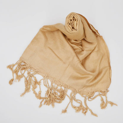 Camel Pashmina Schal mit Fransen, 65x180 cm, klassisch und stilvoll, aus weichem Material.